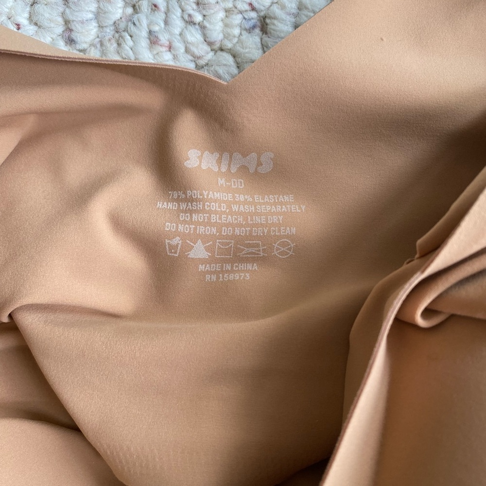 SKIMS NAKED PLUNGE
LONGLINE BRALETTE - Picture 7 of 9